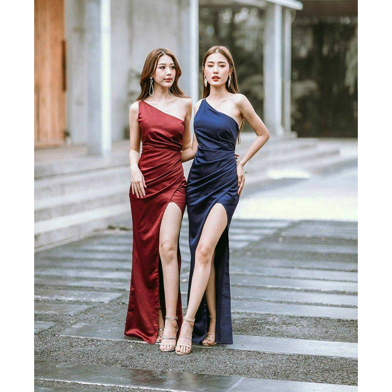 kudapy เดรสยาวสีแดง/สีกรม/สีชาไทย ไหล่เดียว แต่งเพชรสายคู่คาดหลัง ชุดราตรีออกงาน