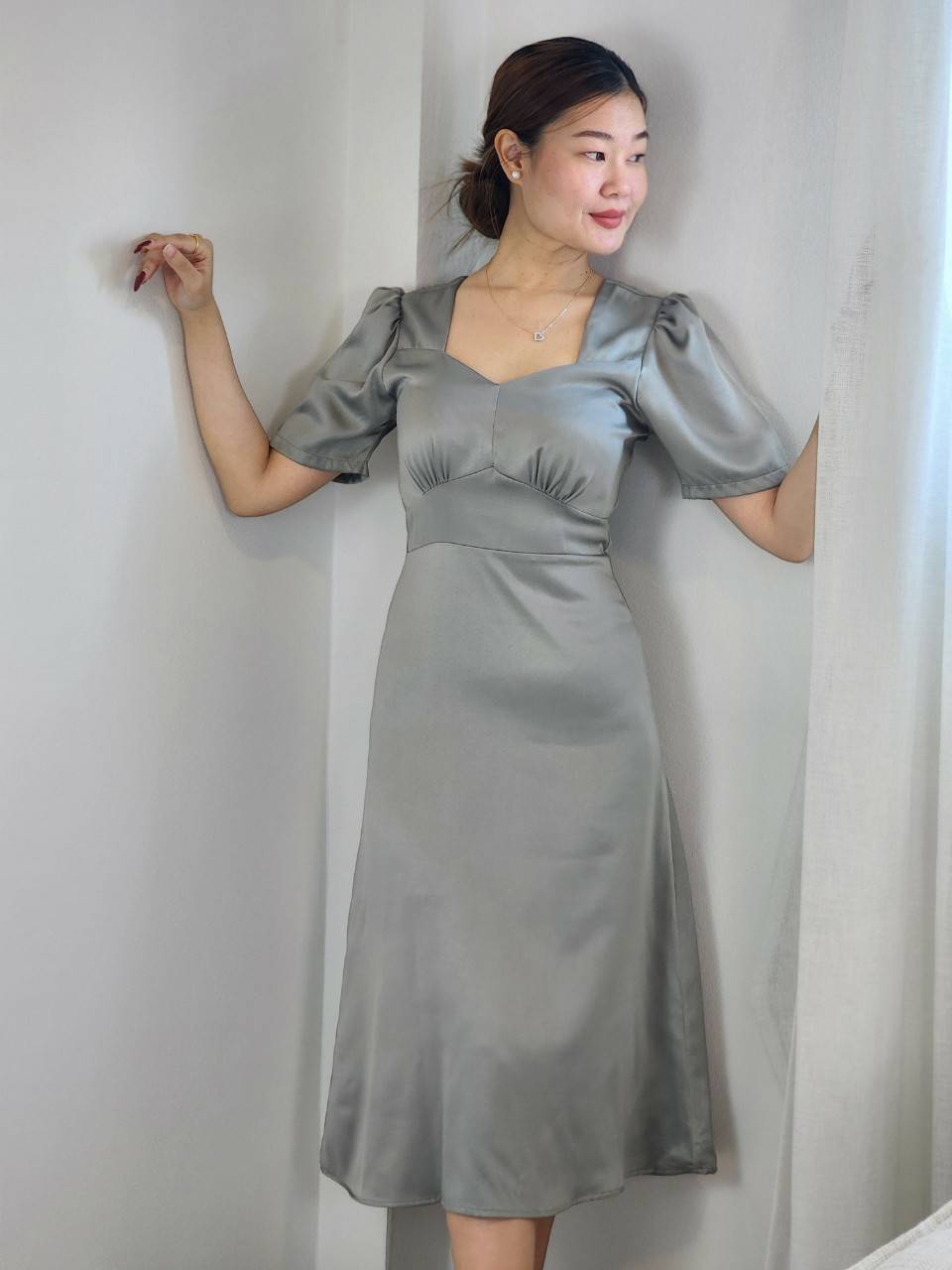 kudapy ชุดเดรสสั้นใส่ออกงาน คอวีเหลี่ยม ทรงบาน ผ้าซิลซาตินนุ่มลื่นใส่สบาย ผ้าซาร่า ยาว43นิ้ว