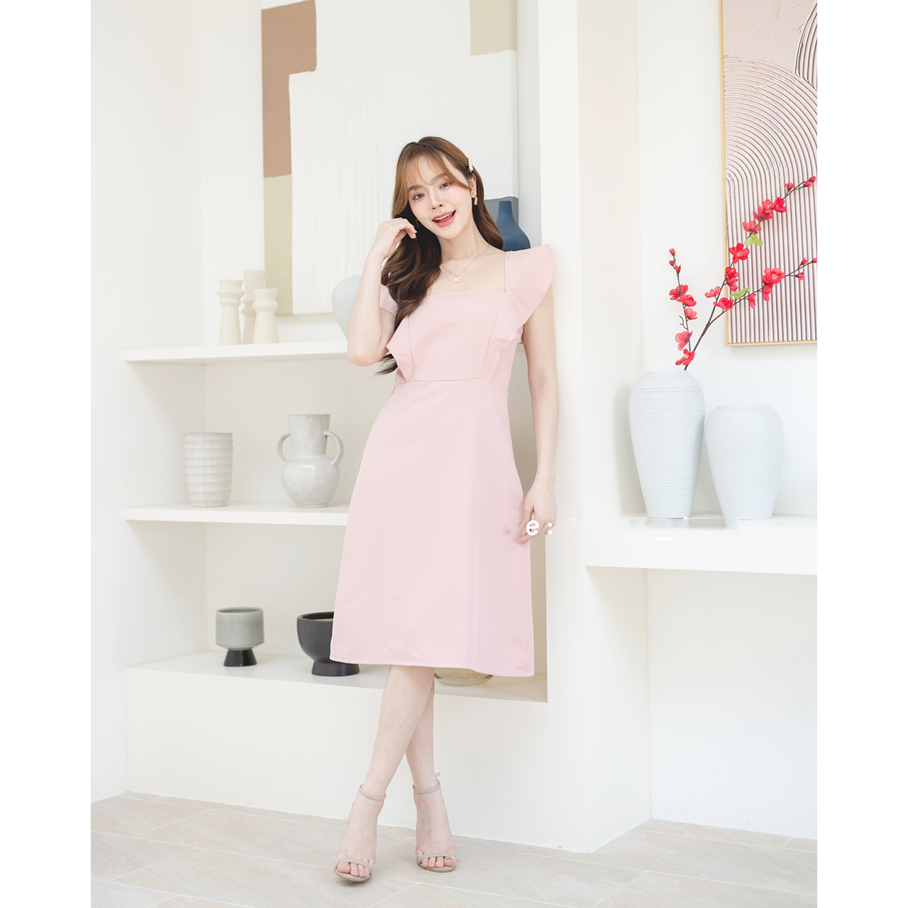 kudapy เดรสทรงคอเหลี่ยม ช่วงกระโปรงเป็นทรงเอ ช่วยsafeสาวๆที่มีสะโพกได้ดี ความยาวแบบคลุมเข่าพอดี