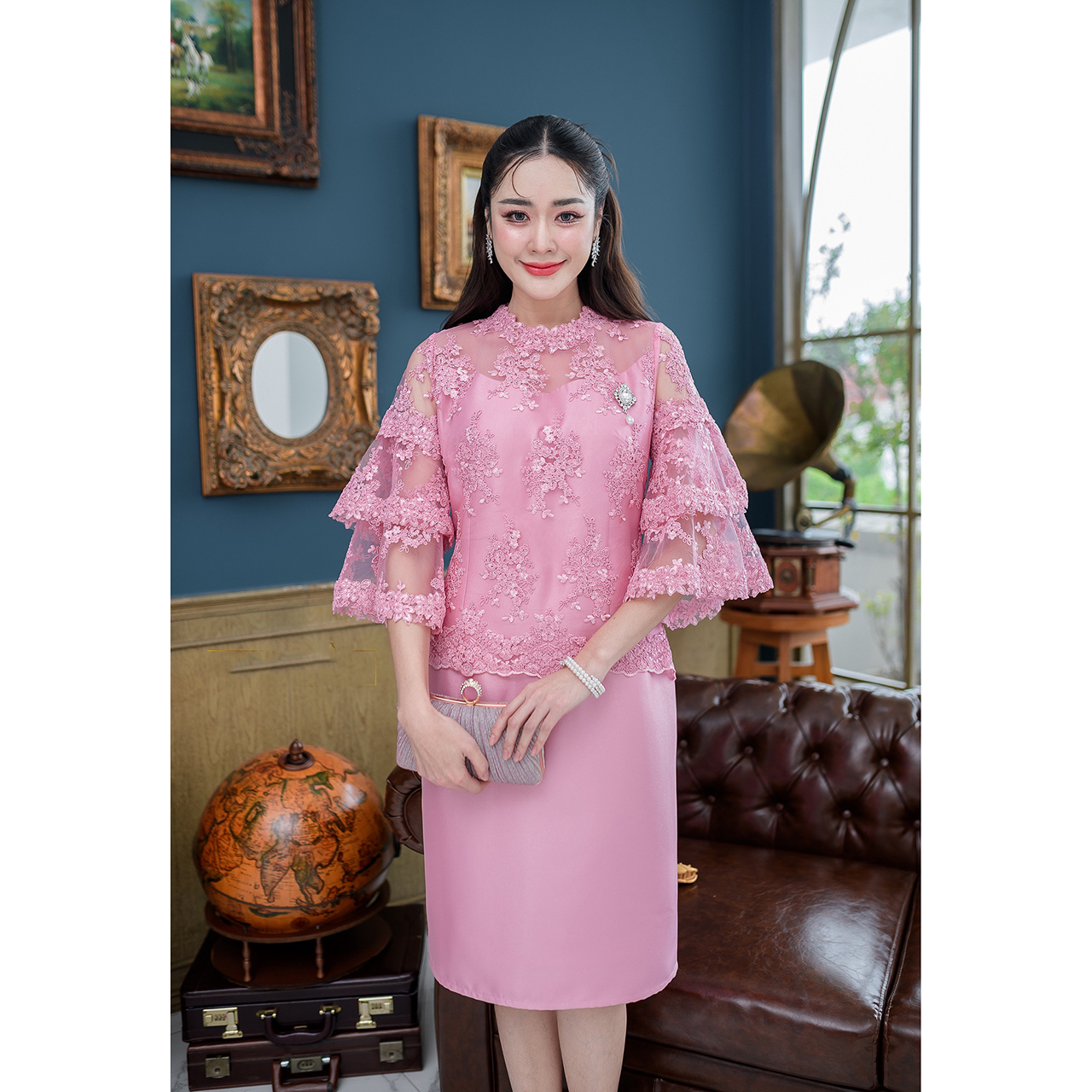 kudapy เดรสสั้นสีเทา/สีชมพู ผ้าไหมลูกไม้ ตัวเสื้อเป็นผ้าลูกไม้คอร์ดฝรั่งเศส ดีไซน์แขนได้สวยหรูหรา