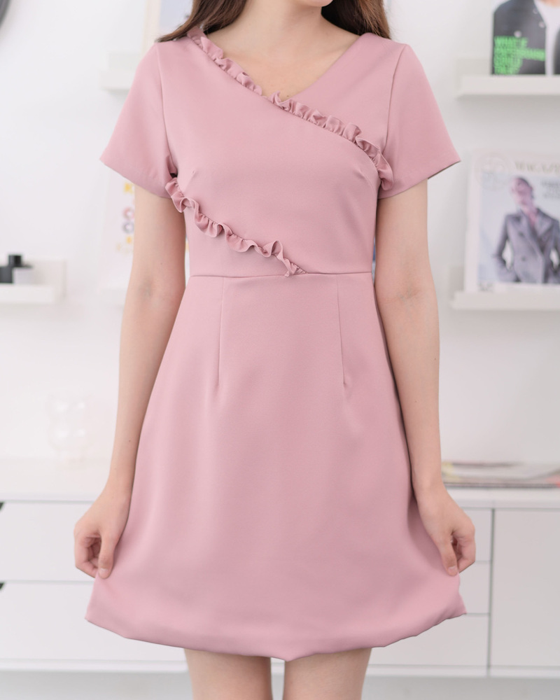 kudapy เดรสแขนสั้นคอวี ตัดต่อแนวเฉลียง ต่อรูดระบายเล็กๆบนตัวเสื้อ กระโปรงทรงเอบานเล็กน้อย ซิปหลัง