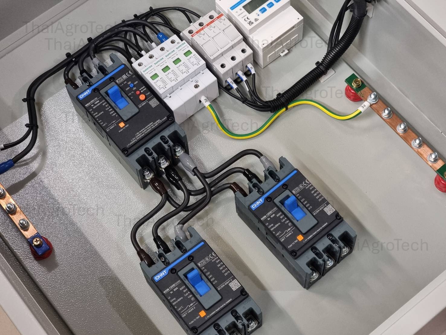 ตู้คอมบายเนอร์ เบรคเกอร์ เอซี (AC) สำหรับระบบโซล่าเซลล์ 2วงจร เข้า2ออก1 (อินเวอร์เตอร์ 2ตัว) AC Switch Box (CB Box) 2Inverter 2 IN 1 OUT