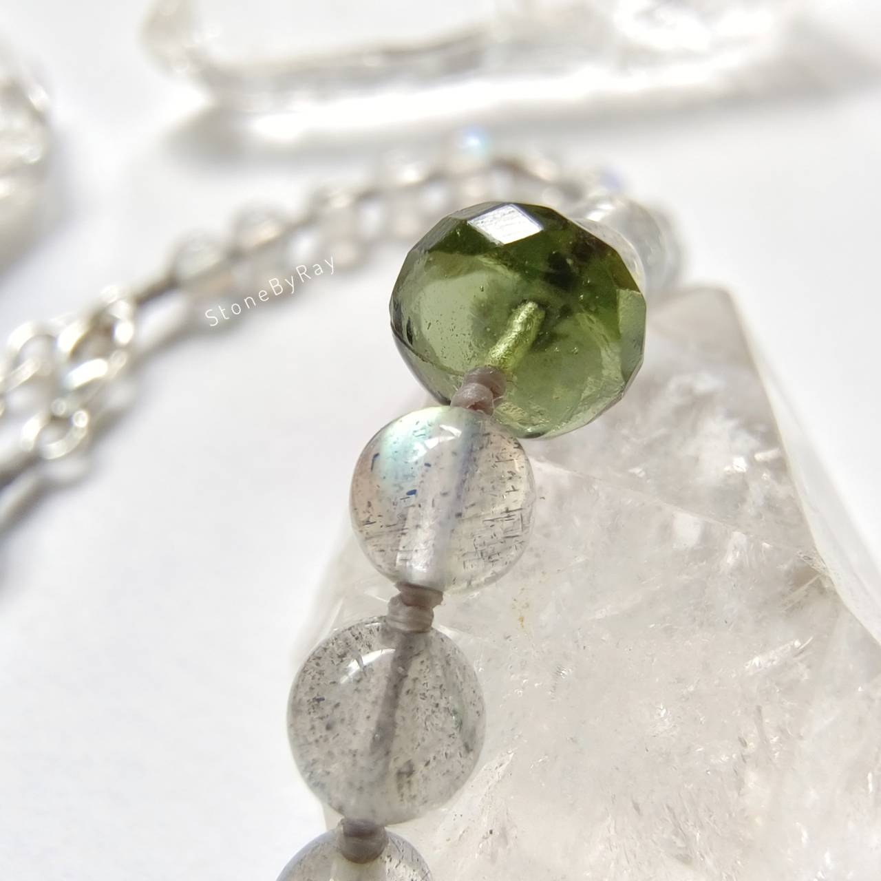 สร้อยข้อมือเงินสะเก็ดดาวโมดาไวต์กับลาบราโดไลท์ Moldavite+Labradorite