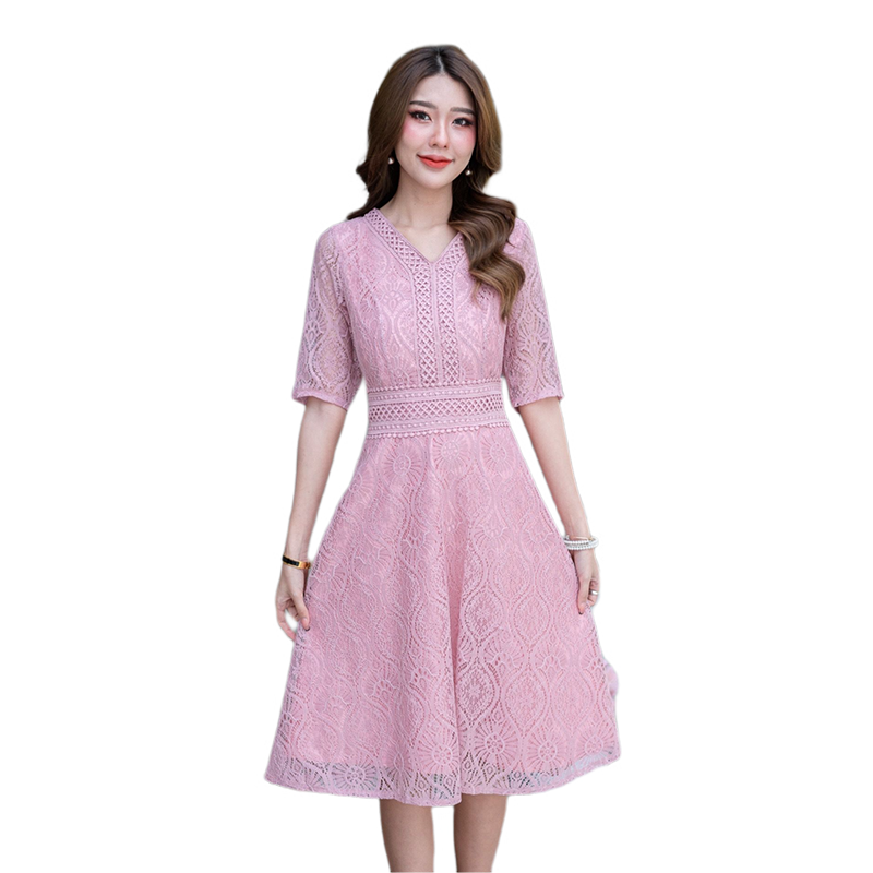 kudapy เดรสสั้นลูกไม้แขนยาวคอวีสีชมพู, สีแดงสด แต่งลูกไม้รอบคอมาจนถึงเอว กระโปรงทรงบานพริ้วสวย มีซับในทั้งชุดแต่งซิปหลัง