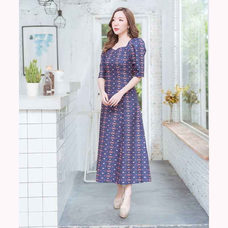 kudapy เดรสยาวผ้าไทยพิมพ์ลายสีแดง/สีชมพู/สีกรม คอเหลี่ยม หยักแขนตุ๊กตา ลายไทยทรงสวย