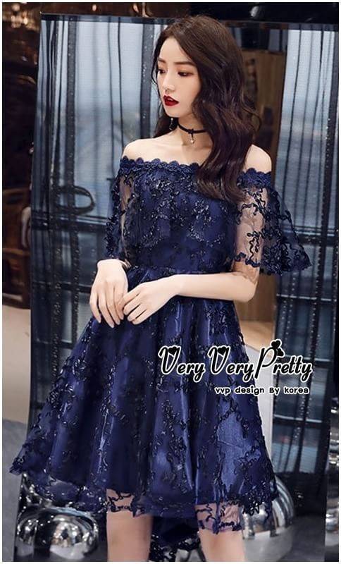 kudapy ชุดราตรีเปิดไหล่สีกรมท่า หน้าสั้น หลังยาว ใส่ออกงาน ลุคสวยหรูสไตล์เกาหลีค่ะ เนื้อผ้ามุ้งปักริบบิ้นลวดลายสวย 3D ทั้งตัวค่ะ