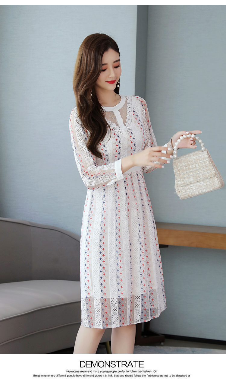 ชุดเดรสสั้นสีขาวพิมพ์ลาย ผ้าลูกไม้แขนยาว คอกลมทรงคอวีมากค่ะ ผ้าลูกไม้มีลายเส้นในตัว L