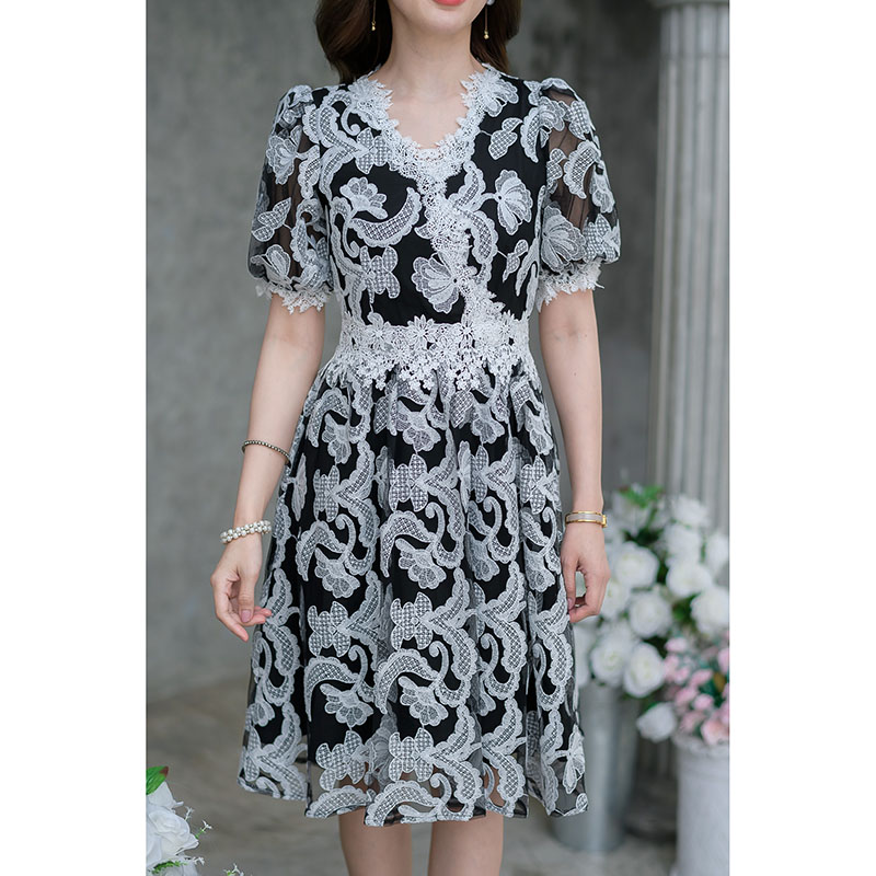 kudapy เดรสสั้นสีดำ/สีครีม ลูกไม้สวยเด่นเล่นสีตัดทูโทน แต่งด้วยลูกไม้ช่วงอก รอบเอว รอบแขน แบบจัดเต็ม แขนพองสวยกำลังดี