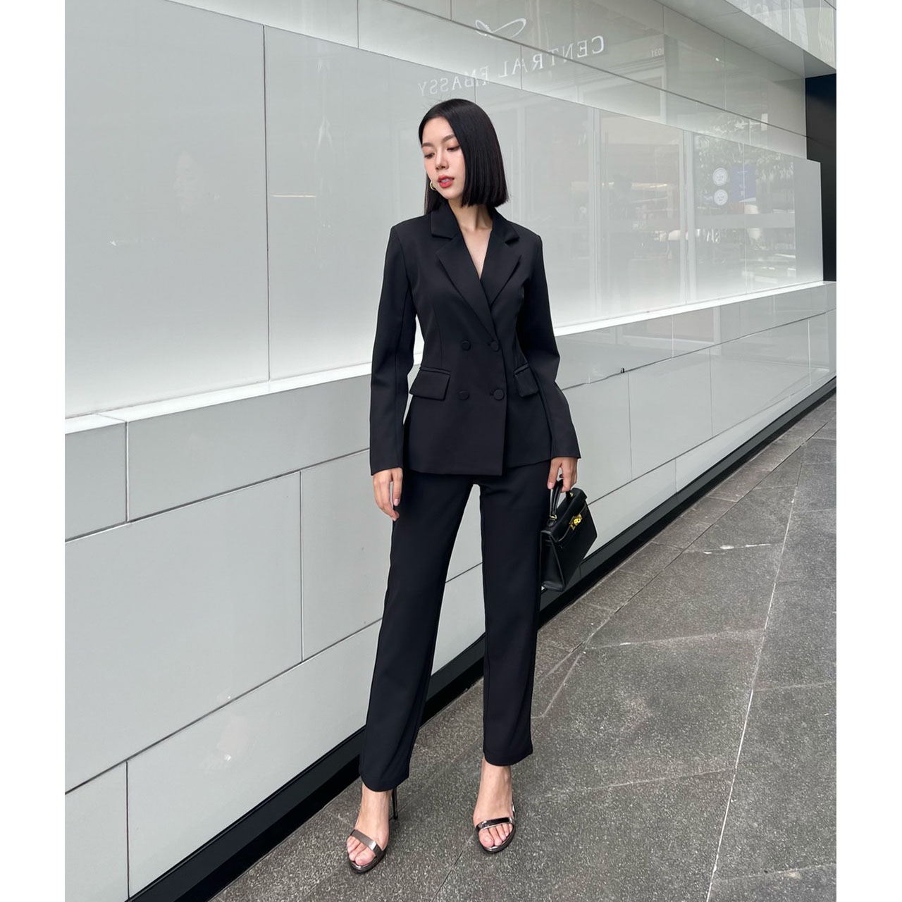 kudapy ชุดเซ็ทตัวเสื้อแต่งกระดุมด้านหน้า 4 เม็ด มีซับในทั้งชุด เย็บตีเกล็ดให้เข้ารูป ปลายแขนเสื้อแต่งกระดุม างเกงทรงกระบอกเล็ก 9 ส่วน ซิปกระดุมหน้า