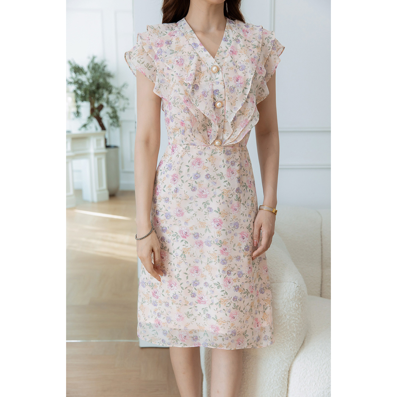 kudapy เดรสสั้นสีชมพู/สีกรม ชีฟองลายดอก เป็นคอวีระบายสามชั้นทั้งด้านหน้าและหลัง มีดีเทลแต่งกระดุม แต่สวยหวานไม่เรียบเกินไป