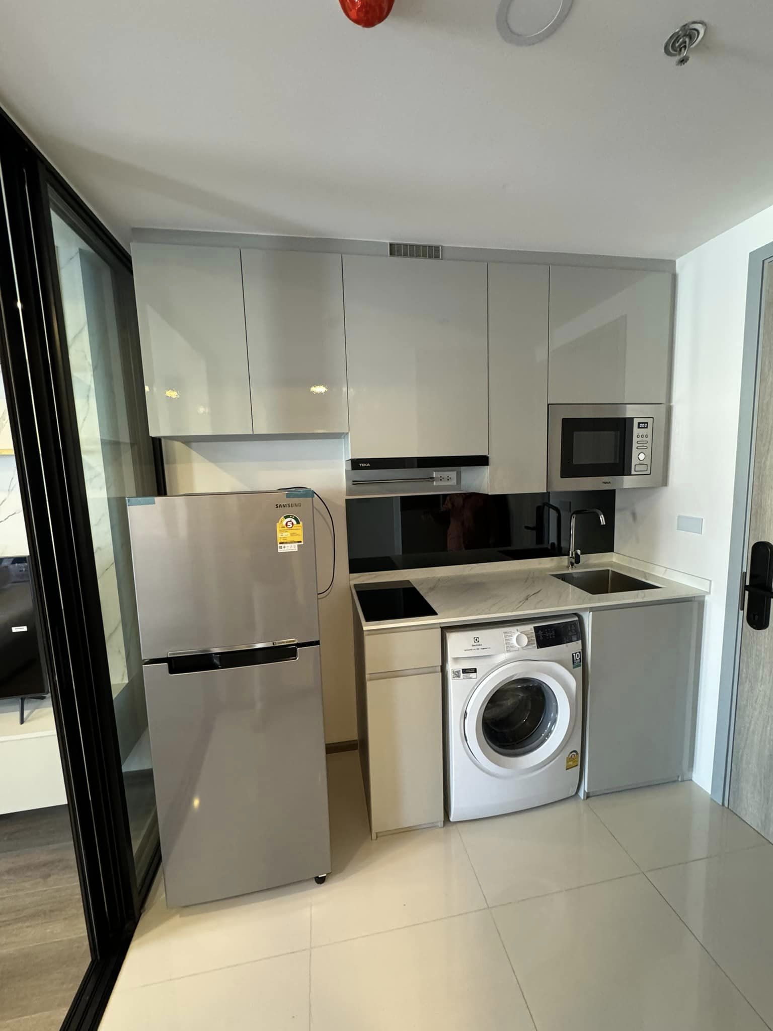 ให้เช่าคอนโด SOHO Bangkok Ratchada (โซโห แบงค็อก รัชดา) - ตกแต่งเฟอร์ครบ - การเดินทาง: MRT ห้วยขวาง