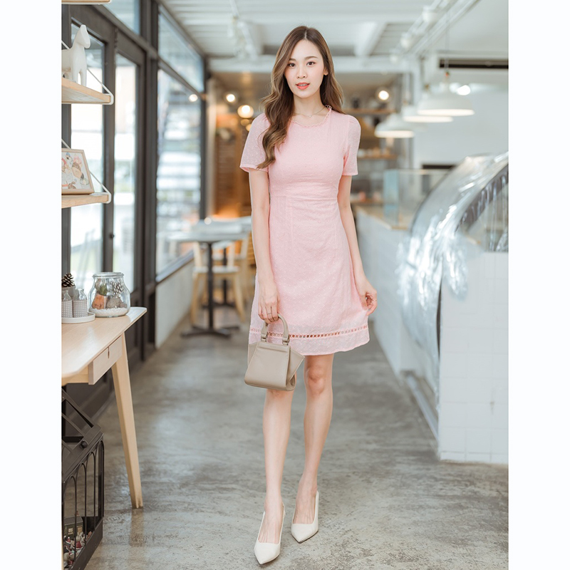 kudapy เดรสสั้นสีชมพู/สีขาว/สีฟ้า ผ้าฉลุลูกไม้แขนสั้นคอกลม สวยดูดีน่ารัก