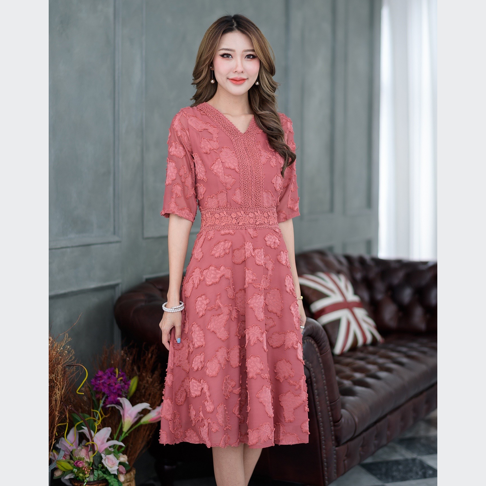 kudapy เดรสสั้นผ้าชีฟองญี่ปุ่นสีชมพูอ่อน/สีน้ำตาลอิฐ เนื้อเบาบางแต่มีการทอแต่งลายปุยๆ ทั้งตัวสวยมากค่ะ ผ้าบางแต่มีน้ำหนัก