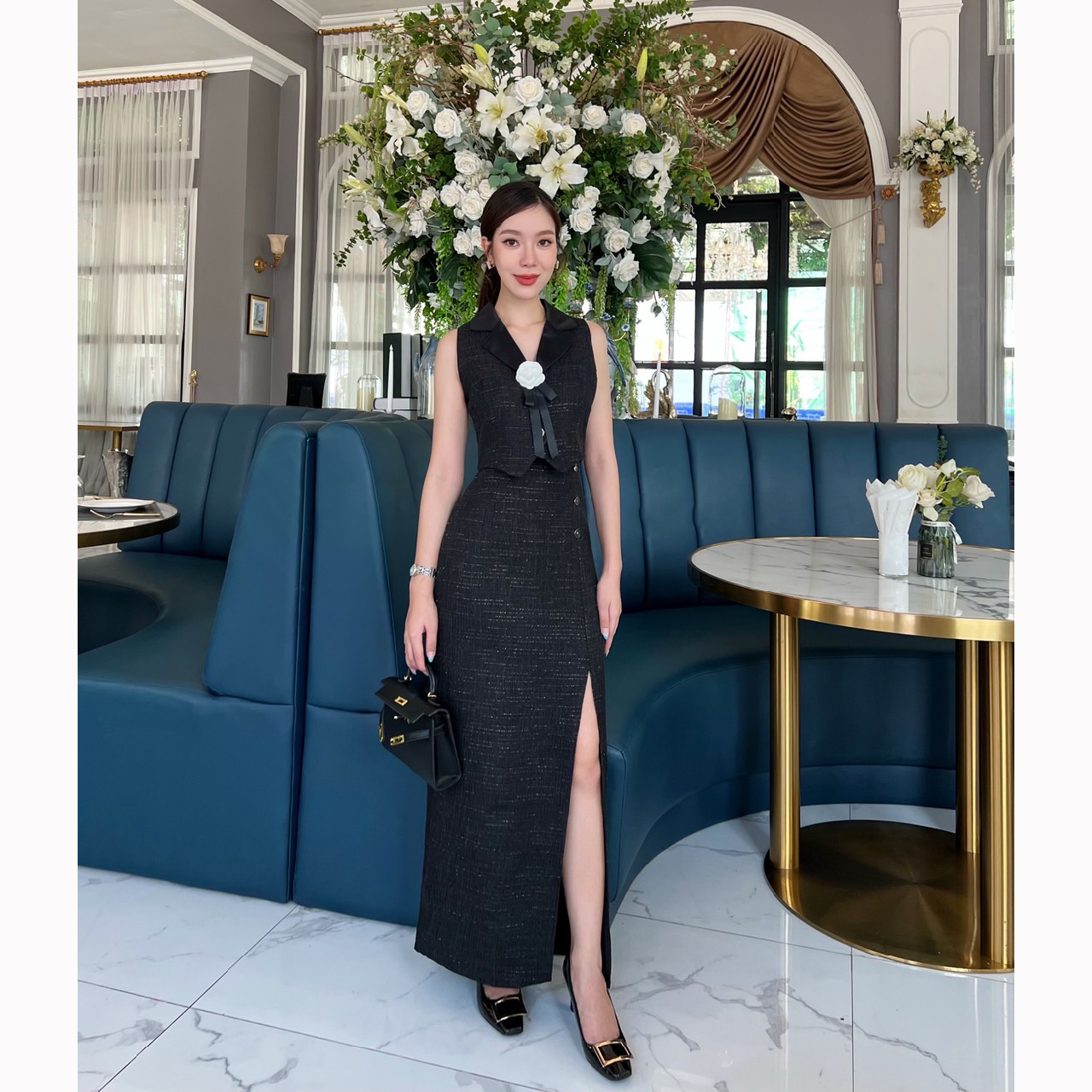 kudapy เซ็ทเสื้อแขนกุดเข้ารูปแต่งกระดุมจริงด้านหน้า 3 เม็ด กระโปรงยาวใช่ผ้าเดียวกับเสื้อ ผ่าด้านหน้า แต่งกระดุมหลอกด้านหน้า ซิปหลัง มีซับในอย่างดี