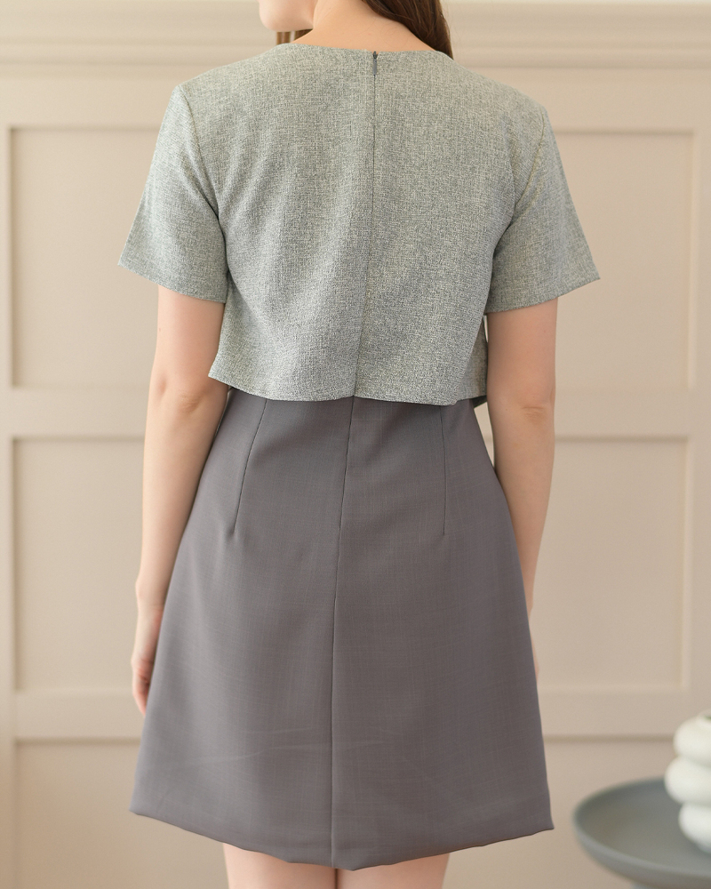 kudapy เดรสสั้นสีเบจ/สีดำ/สีเทาเข้ม/สีชานม ดีไซน์สวย ตัดต่อช่วงตัวคล้ายเชิ้ต เนื้อผ้าชาแนล กระดุมมุกแกะได้จริง แต่งกุ๊นเล่นสีทูโทน เย็บกลับซับในทั้งตัว