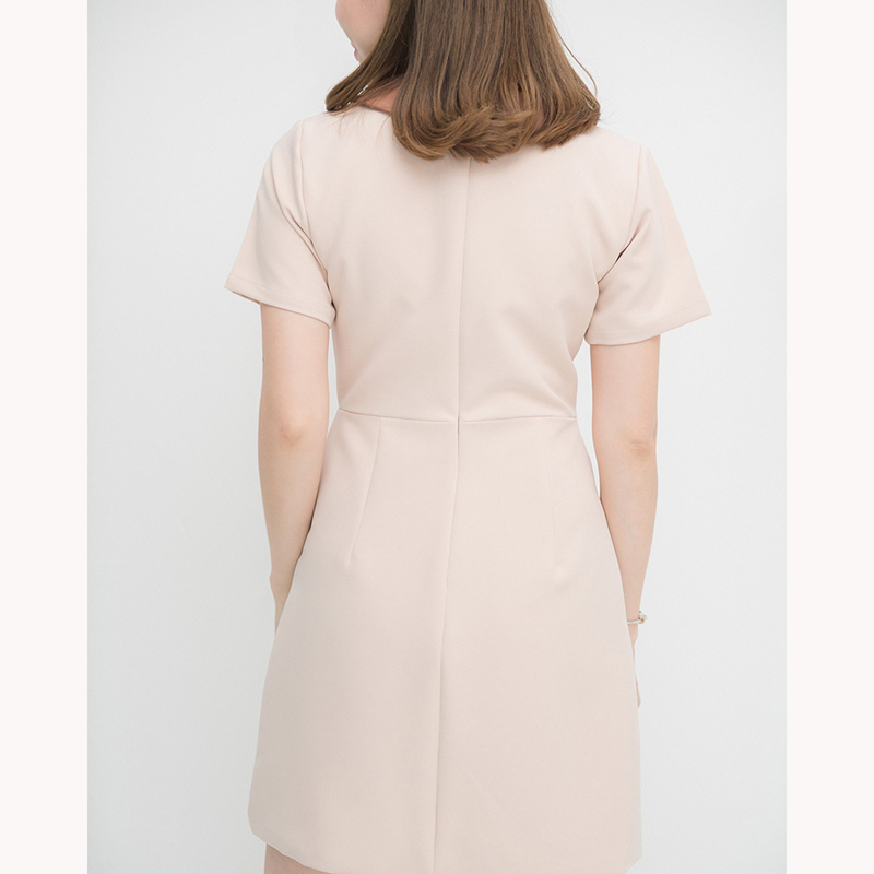 kudapy เดรสสั้นสีเขียว,มัทฉะ,ชมพูเข้ม,เขียวเลมอน,ดำ,ชมพูอ่อน,น้ำตาลเทาหม่น,ครีมชมพู,เทาฟ้า คอปกแขนสั้น กระโปรงทรงเอเล็กๆ แพทเทิร์นตัดต่อกลางตัวเสื้อแต่งกระดุมปั๊มสีเดียวกับปก