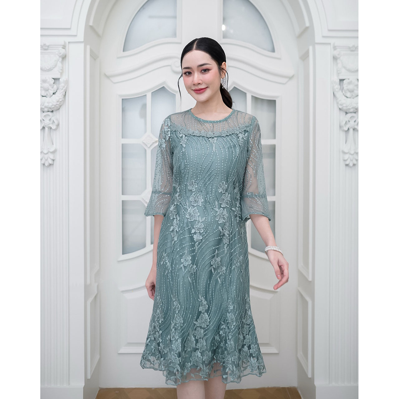 kudapy เดรสสั้นสีเขียว/สีชมพูกะปิ/สีดำ ลูกไม้ทั้งชุด งานปักดอกไม้ประดับเลื่อมโทนสีเดียวกับชุด ลายแถวไม้เลื้อยปักสลับงานสวยดูดี