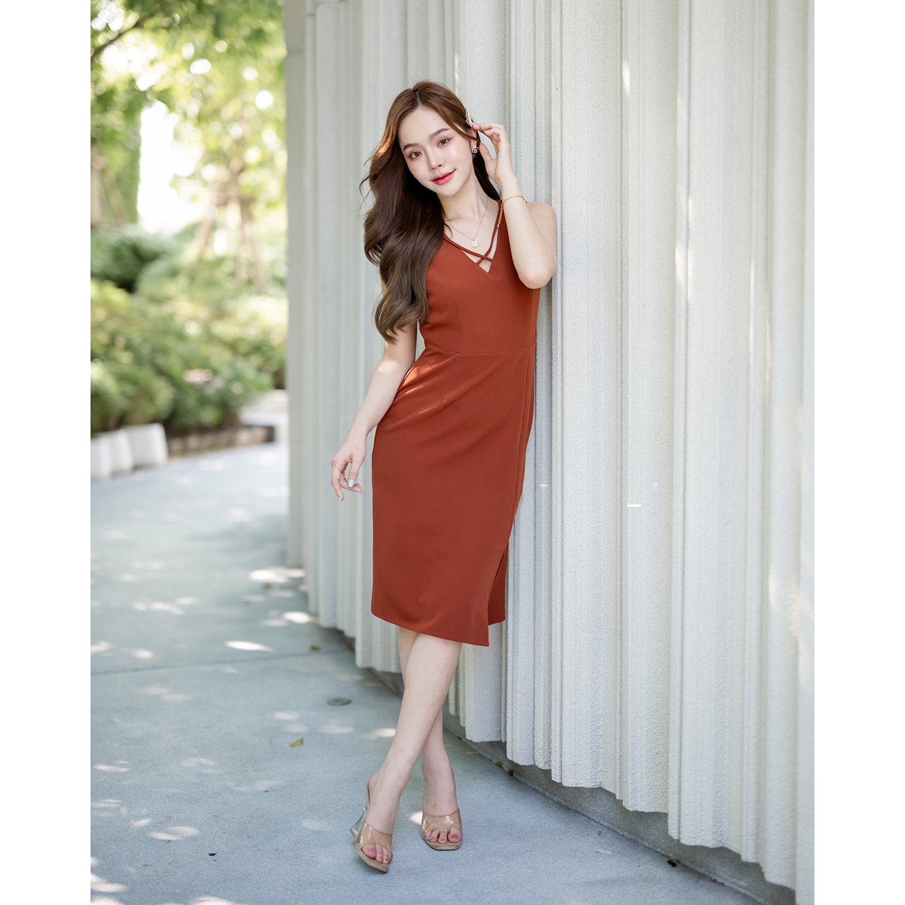 kudapy เดรสสั้นสีชมพู ครีม เขียวมัทฉะ ส้มอิฐ ช่วงเสื้อเป็นทรงคอวี แต่งด้วยสายเส้นสปาเกตตี้เส้นเล็กๆ จากบ่าลงมาไขว้ Cross กันที่ช่วงอก ต่อด้วยกระโปรงทรงตรงยาวคลุมเข่า