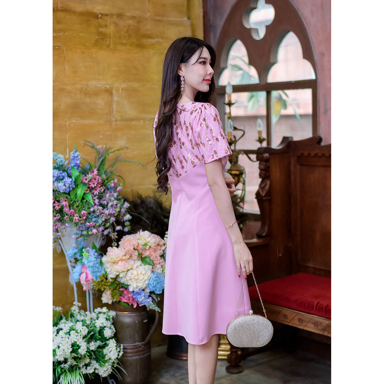 kudapy เดรสสั้นสีแดง/สีชมพู ดีไซน์ผ้าพื้นเนื้อดีกระโปรงทรงบานสวิงสวยใส่แล้วดูเอวเล็ก ด้นบนเป็นผ้าลูกไม้เลื่อมแต่งด้วยดอกไม้