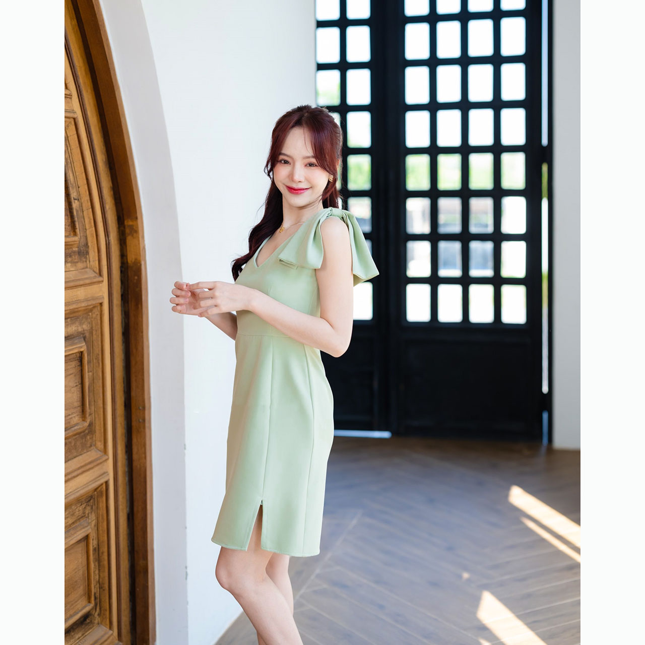 kudapy เดรสสั้นสีเขียวมัทฉะ/สีฟ้าคราม เป็นแขนกุดคอวี แต่งโบว์เพิ่มความหวานที่ไหล่ด้านซ้าย กระโปรงทรงเอ ผ่าด้านหน้า