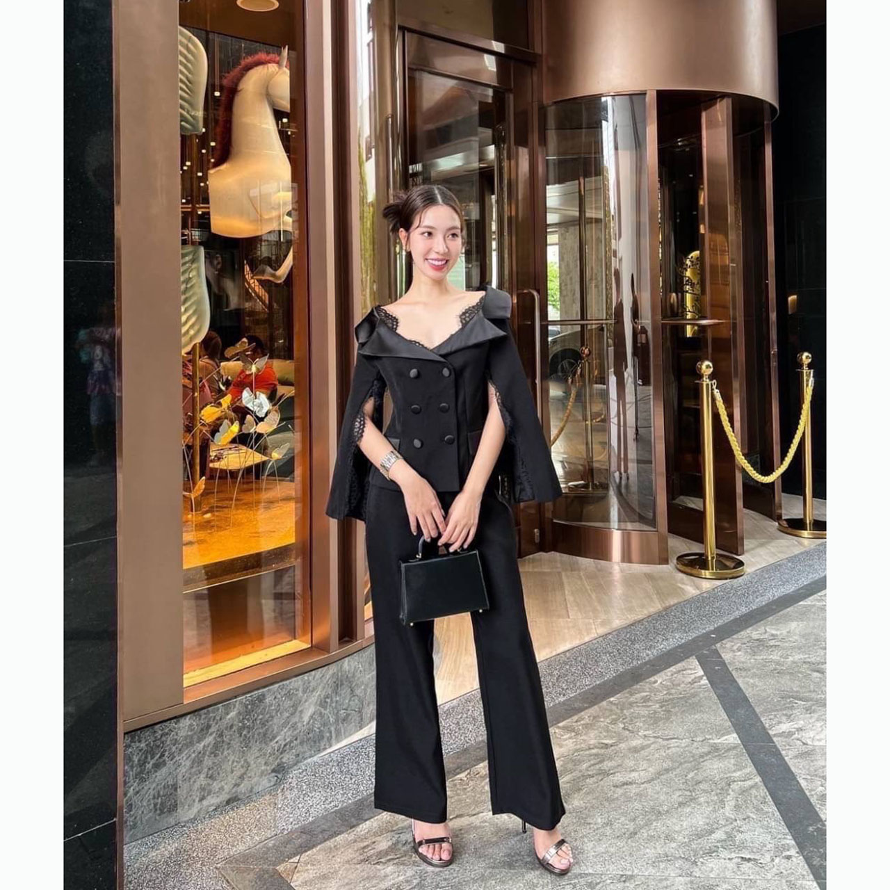 kudapy Setsuit สุดเท่ห์เสื้อสูทเปิดไหล่แต่งลูกไม้สีดำ เพิ่มความเกร๋ที่ปลายแขนเสื้อผ่าแขนลูกคัตติ้งเป้ะ กระเป๋าจริง