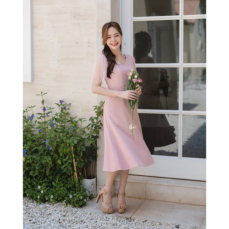 kudapy เดรสสั้นสีชมพู/สีครีม ดีไซน์เพื่อเอาใจสาวหวาน ช่วงเสื้อเป็นคอวีกว้างแต่ไม่ลึกเกินไป เดรสกระโปรงบานพลิ้วๆ แขนเสื้อเป็นทรง Bell ทำด้วยผ้าโปร่งแต่งลูกปัดมุกละมุนสุดๆ