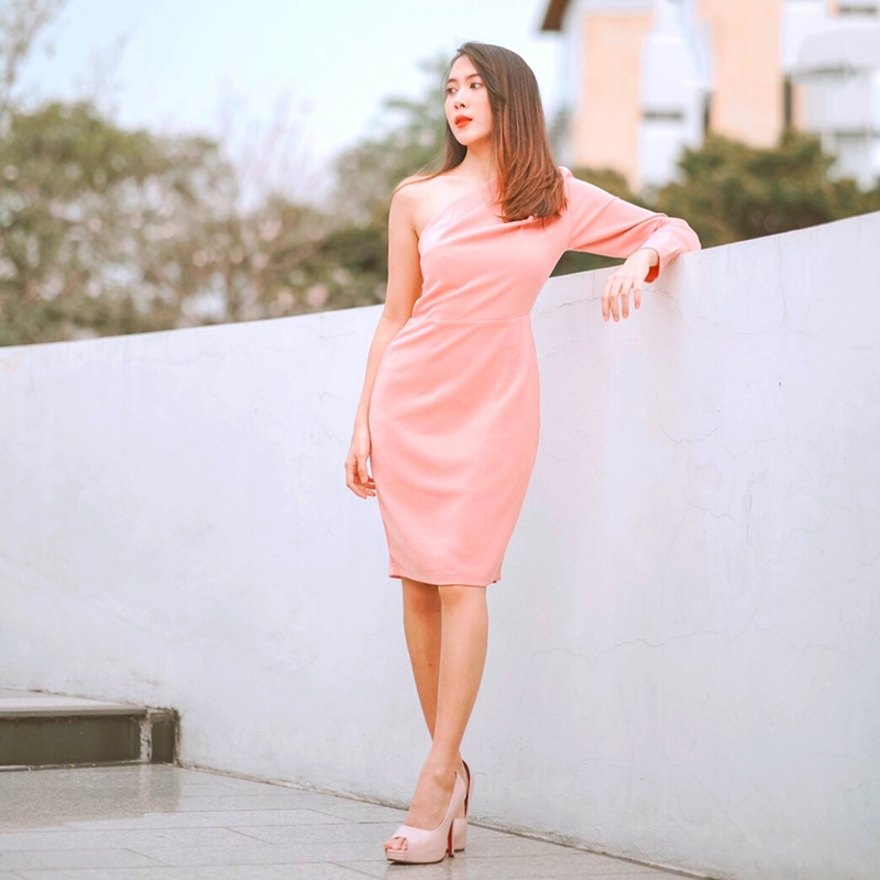 kudapy ชุดไปงานแต่งงานสีชมพู,สีแดง,สีกรมท่า เดรสสั้นไหล่เฉียงข้างแขนยาว เรียบหรู สวย ดูดี ใส่เป็นชุดราตรี ชุดออกงาน