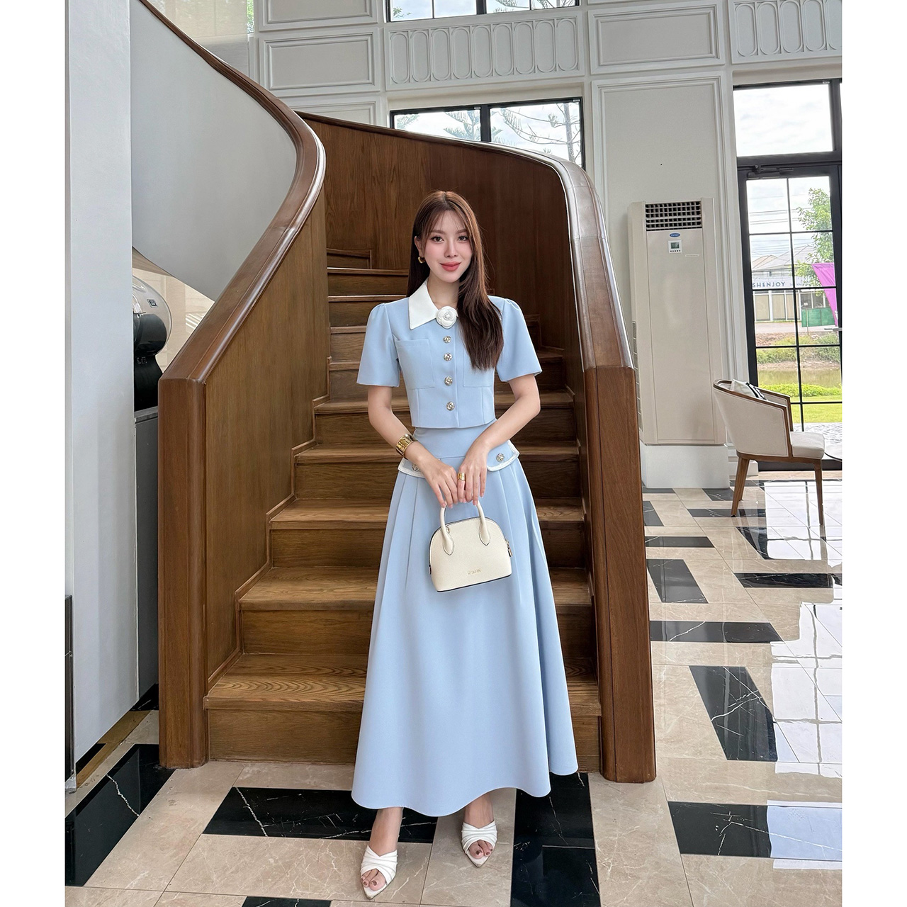 kudapy ชุดเซ็ทเสื้อทรงครอป กระดุมจริงรูปดอกไม้สีเงิน แต่งปกสีขาว มาพร้อมกับกระโปรงยาวซิปหลัง แต่งกระเป๋าหลอกด้านหน้า