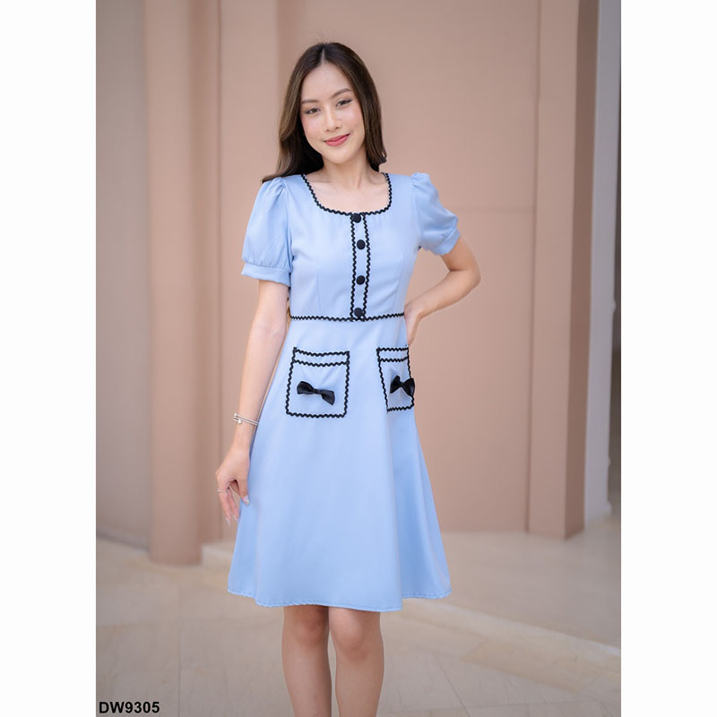 kudapy เดรสสั้นสีฟ้า/สีชมพู/สีน้ำตาล แต่งแถบกระเป๋าโบว์ สวยดูดี