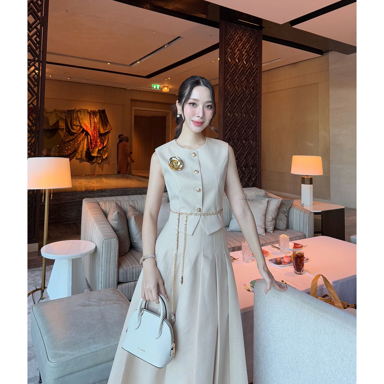 kudapy เซ็ท 4 ชิ้น เสื้อ Vest+กระโปรงยาว+เข็มขัดโซ่+เข็มกลัดดอกไม้ เสื้อกับกระโปรงเราใช้ผ้าเดียวกันทั้งชุด เนื้อผ้ามีน้ำหนัก ทิ้งตัวดี ย