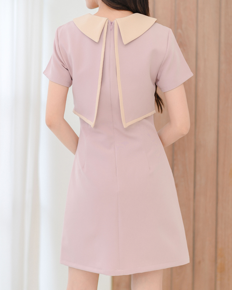 kudapy เดรสแขนสั้น เล่นสีคอปกและกุ๊นขอบ ดีไซน์เหมือนใส่เสื้อกั๊ก แพทเทิร์นสวยเข้าเอว ตัดต่อคิ้วกลางลำตัวจับเกล็ดเข้ารูป