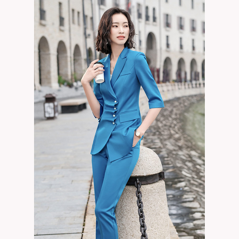 kudapy ชุดสูททำงานผู้หญิงสีดำ/สีฟ้า แต่งกระดุมแถวพร้อมกางเกง จุดเด่นของชุดนี้คือการออกแบบเพิ่มดีเทลกระดุมด้านหน้า