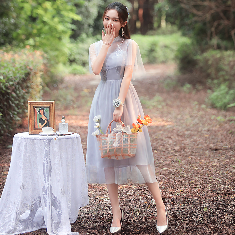 kudapy ชุดราตรีออกงานคลุมเข่าสีถั่วแดง/สีเทา ทรงคอจีนคลุมไหล่ ตัวเสื้อปักลายดอกไม้ ซิบด้านข้างลำตัว สม๊อกหลัง กระโปรงผ้าโปร่ง มีซับใน