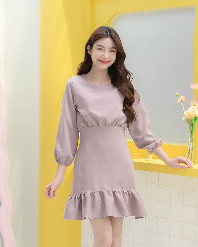 kudapy เดรสแขนยาวคอกลม จั๊มที่ปลายแขนเบาๆ รูดเอวเพิ่มเลเยอร์เก๋ๆ แต่งระบายชายพลิ้ว ผ้าใส่สบาย