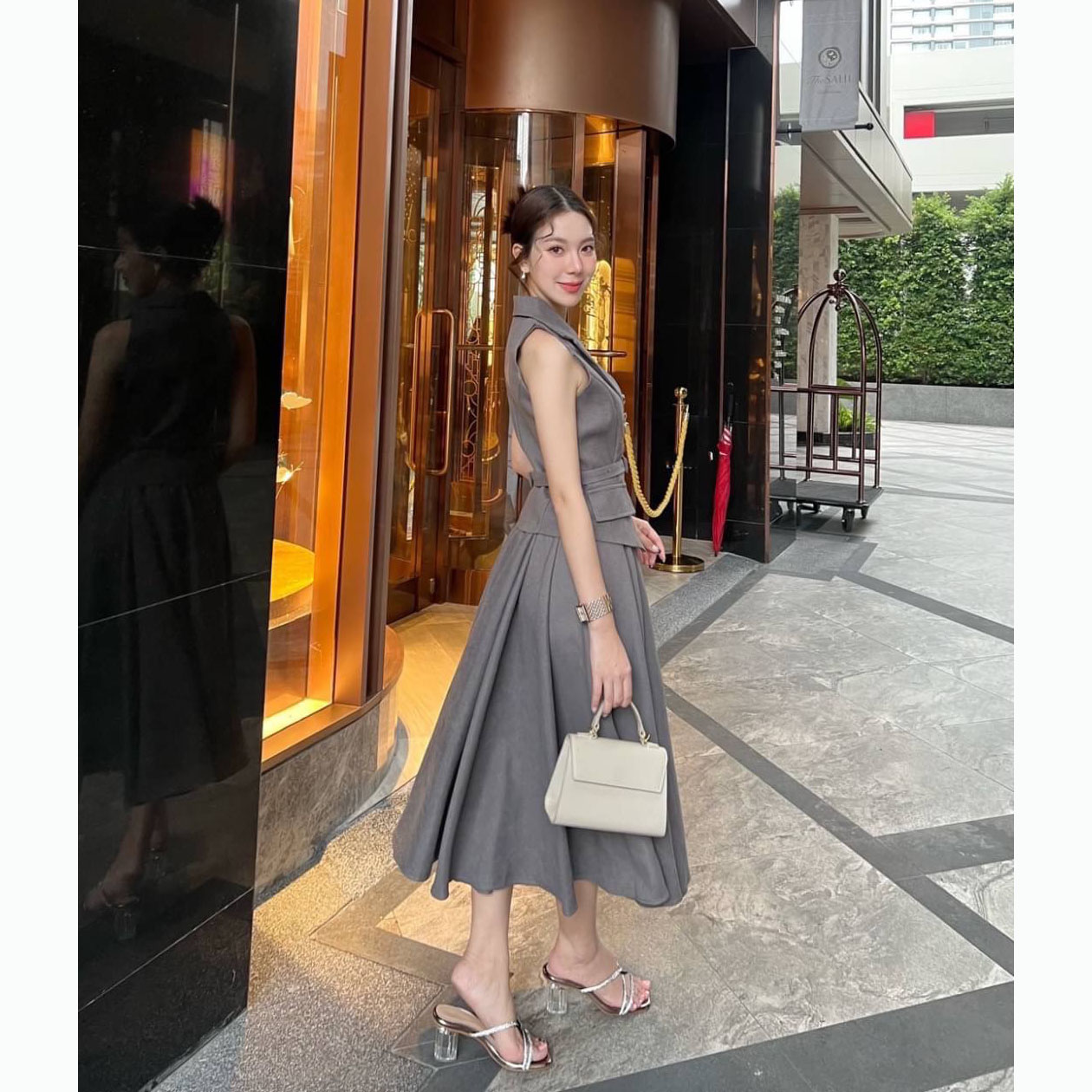 kudapy เซ็ทเสื้อแขนกุดทรงเข้ารูปมาพร้อมกับกระโปรงทรงยาว วเสื้อเก็บทรงเข้ารูปสวย กระดุมปั้มติดได้จริง2เม็ด แต่งกระเป๋าหลอกซ้ายขวา