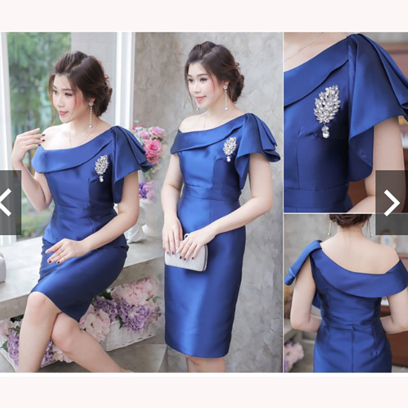 kudapy เดรสไหล่เฉียง สีน้ำเงิน/สีแดง เย็บแต่งระบายตรงหัวไหล่ กระโปรงผ่าหลัง มีซับในในตัว ซิบซ่อนด้านข้าง