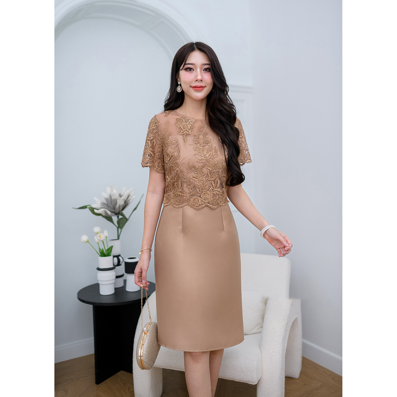 kudapy เดรสสั้นสีชมพู/สีน้ำตาล ผ้าไหม เรียบหรูที่สุด ด้านบนดีไซน์เย็บคลุมลูกไม้ครึ่งตัว ผ้าลูกไม้ซีทรู