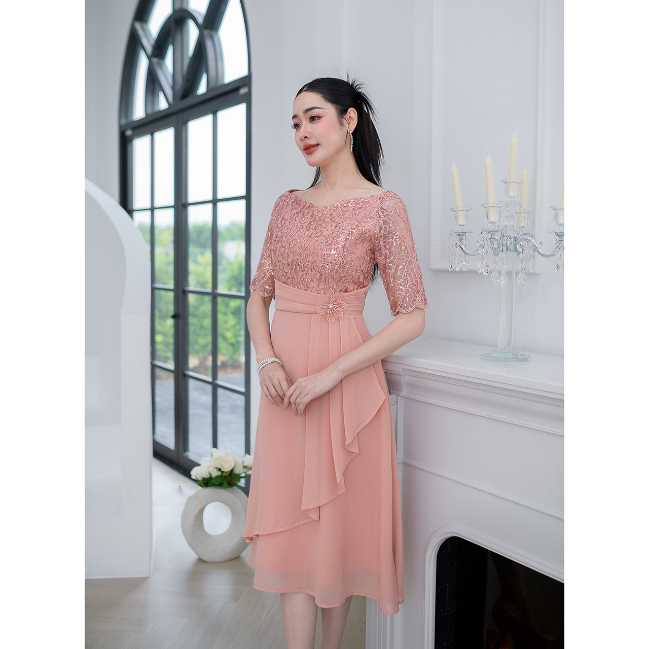 kudapy เดรสลูกไม้ทอผสมดิ้นแต่งเลื่อม งานเดรสออกงานรุ่นสวยหวาน ดีไซน์คอปาดโชว์คอ ช่วงกระโปรงเป็นงานผ้าชีฟอง