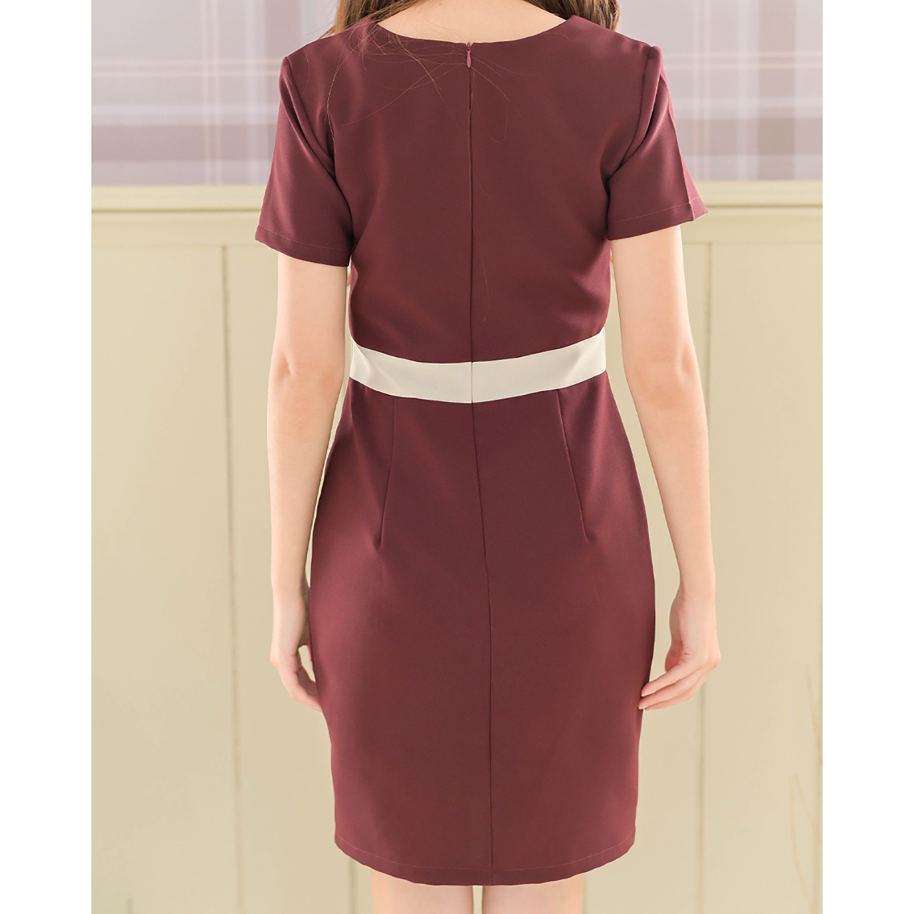 kudapy ฌดรสแขนสั้นคอวี ดีไซน์ทูโทนตัดต่อคาดเอว เข้ารูป ทรงสอบ เนื้อผ้าอยู่ทรง เก็บทรงหุ่นเป๊ะผอมเพรียว