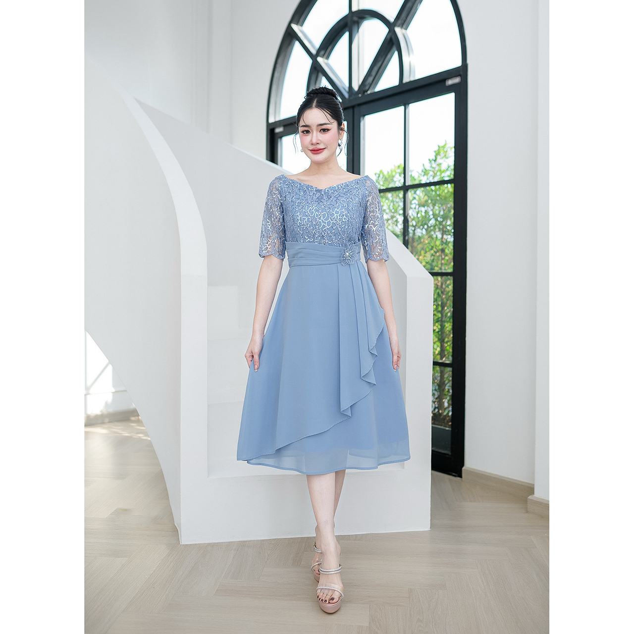 kudapyเดรสลูกไม้ทอผสมดิ้นแต่งเลื่อม งานเดรสออกงานรุ่นสวยหวาน ช่วงกระโปรงเป็นงานผ้าชีฟอง ตีเกร็ดช่วงเอวและแต่งดอกไม้