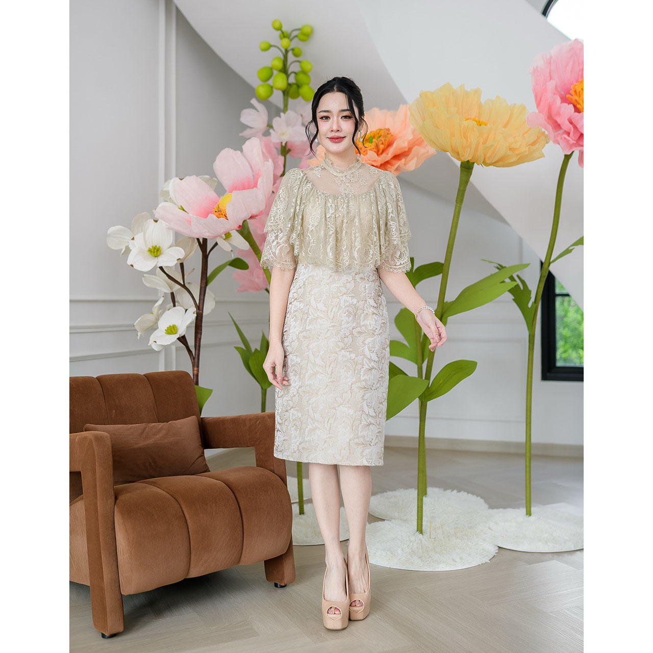 kudapy เดรสทรงคอปีนและผ้าลูกไม้ฝรั่งเศส ด้านบนเป็นผ้าลูกไม้ฝรั่งเศสคลุมไหล่คอปีนด้วยลูกไม้บางๆ