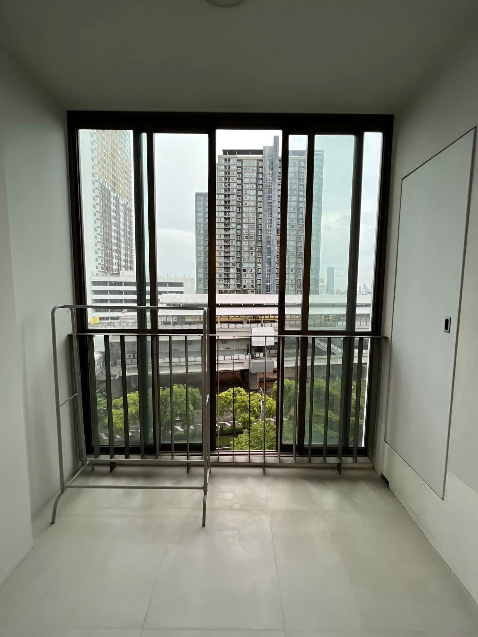 สนใจชมห้องติดต่อได้เลย Line ID: Smile-easy ปล่อยเช่าคอนโด IDEO Sathorn-Taksin (ไอดีโอ สาทร-ตากสิน) - 1ห้องนอน 1ห้องน้ำ 1ห้องนั่งเล่น - ใกล้ BTS กรุงธน - ขนาดห้อง 35 ตรม. ชั้น 7