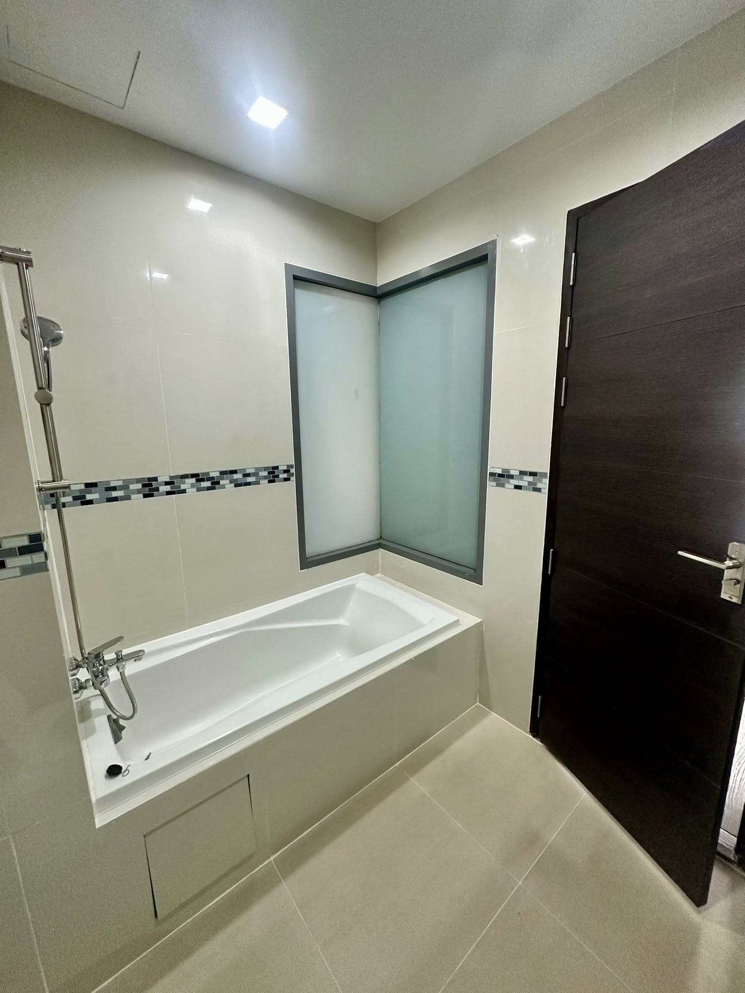 ให้เช่าคอนโด IDEO Q Phayathai (ไอดีโอ คิว พญาไท) High Rise โซนพื้นที่ BTS พญาไท ห้องแบบ 1ห้องนอน 1 ห้องทำงาน ( สามารถดัดแปลงเป็นห้องนอนได้) 1ห้องน้ำ ขนาดห้อง 50 ตรม. ชั้น 9