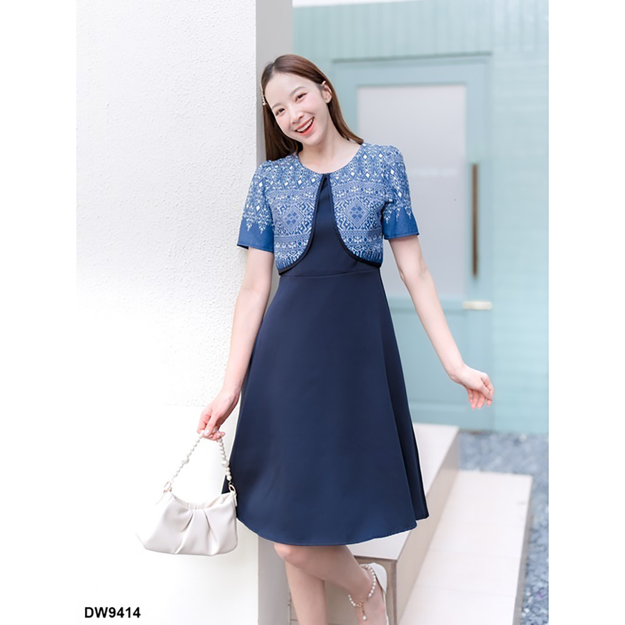 kudapy เดรสสั้นสีชมพู/สีแดง/สีกรม ทรงบานกระโปรงสีพื้นแต่งเสื้อลายไทย