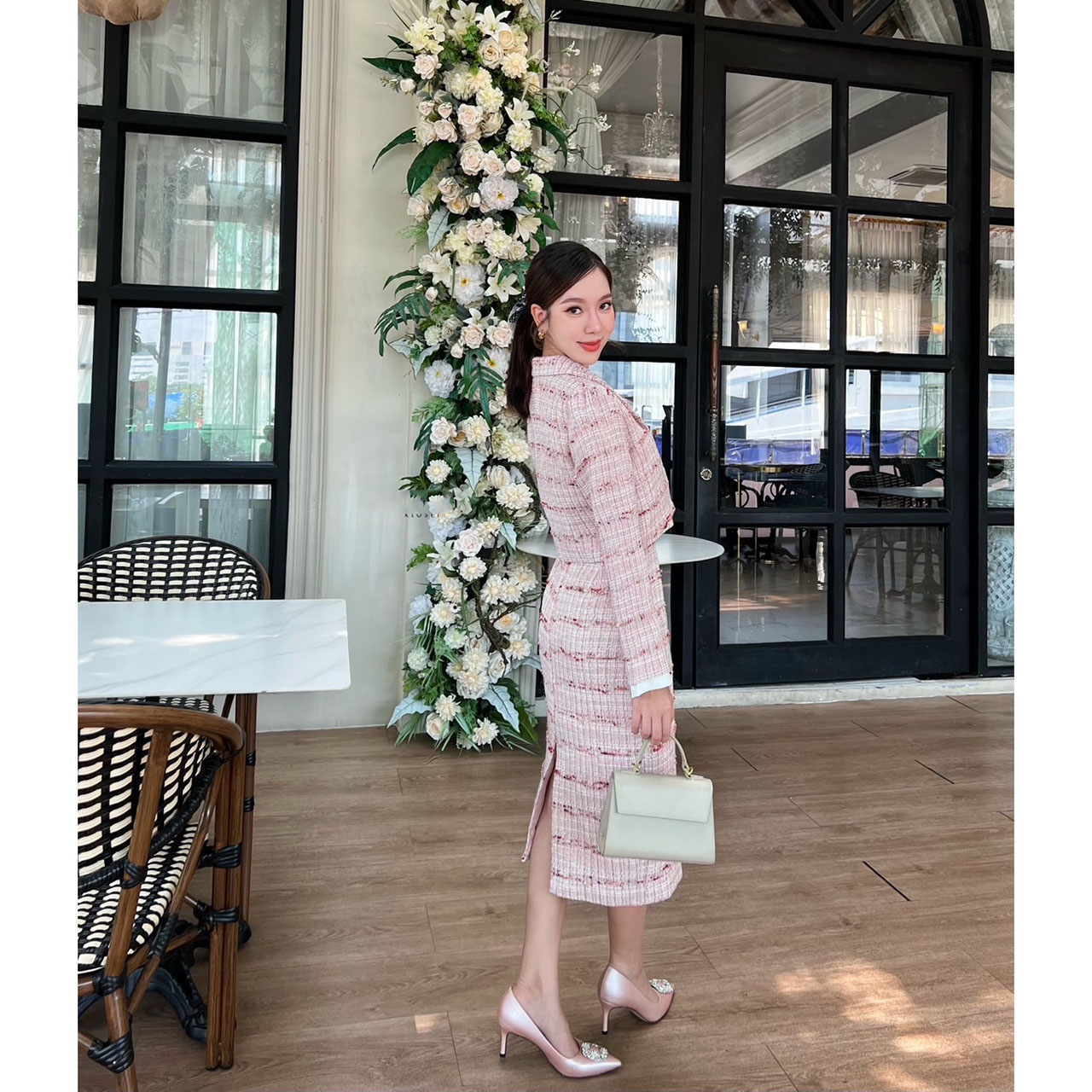 kudapy ชุดเดรสผ้าพรีเมี่ยมทวิตทอลายพิเศษมาพร้อมเสื้อคลุมและดอกไม้ สวยใส่สบาย