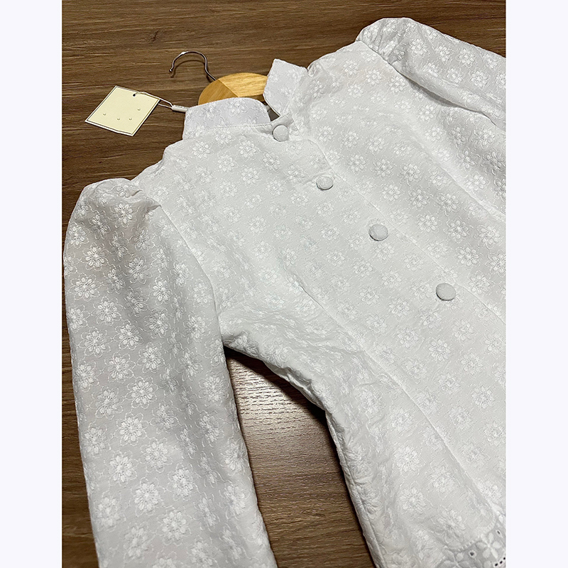 kudapy ชุดเซทเสื้อลูกไม้คอหยักแขนยาว แต่งกระดุมหน้าเรียงเม็ดเก๋ๆ เนื้อผ้าลูกไม้ฝรั่งเศส าพร้อมกับผ้าถุงสำเร็จรูป ซิปหลัง ไหมแพรทิพย์ทอลาย อัดกาว