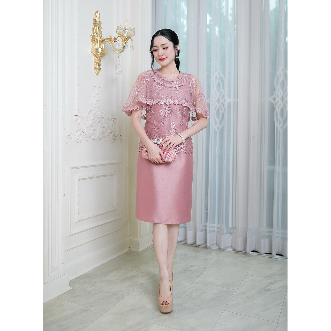 kudapy เดรสผ้าไหมดีไซน์คลุมไหล่ ปักลายราณีต คอกลมแต่ดอกไม้รอบคอ ลูกไม้ทอผสมเลื่อมชายเสื้อเป็นเชิงผ้าเล่นลายสวย ตัวกระโปรงเป็นงานผ้าไหมเนื้อเบา