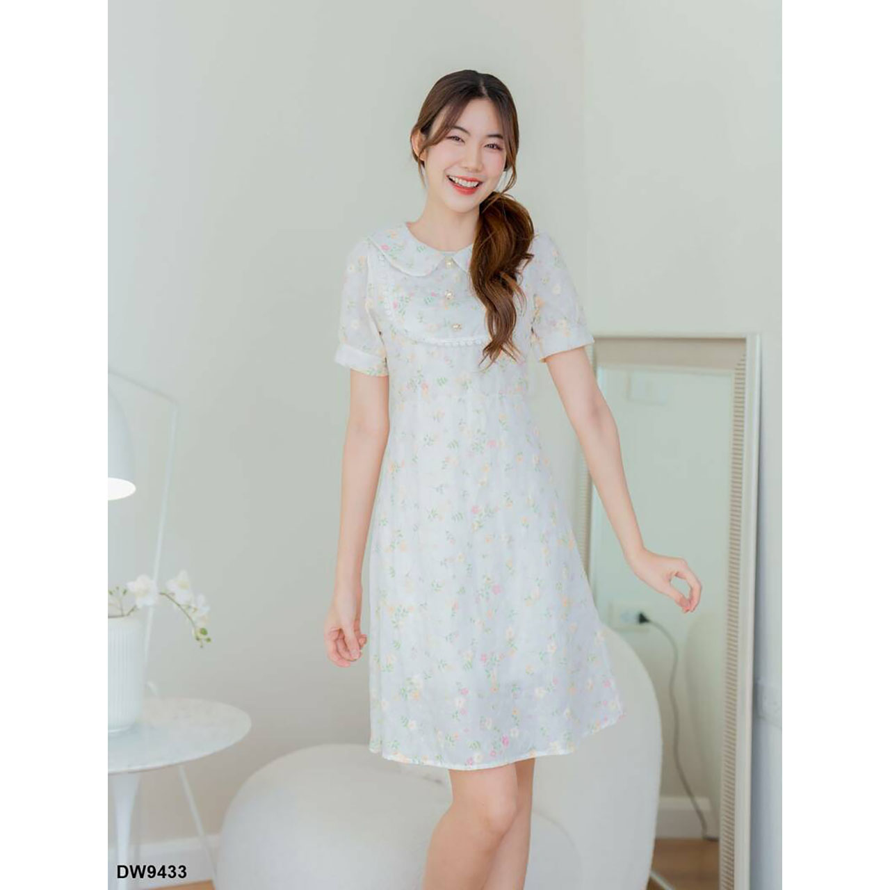 kudapy เดรสสั้นสีขาว/สีชมพู/สีแดง ทรงบานลายดอกคอกปก