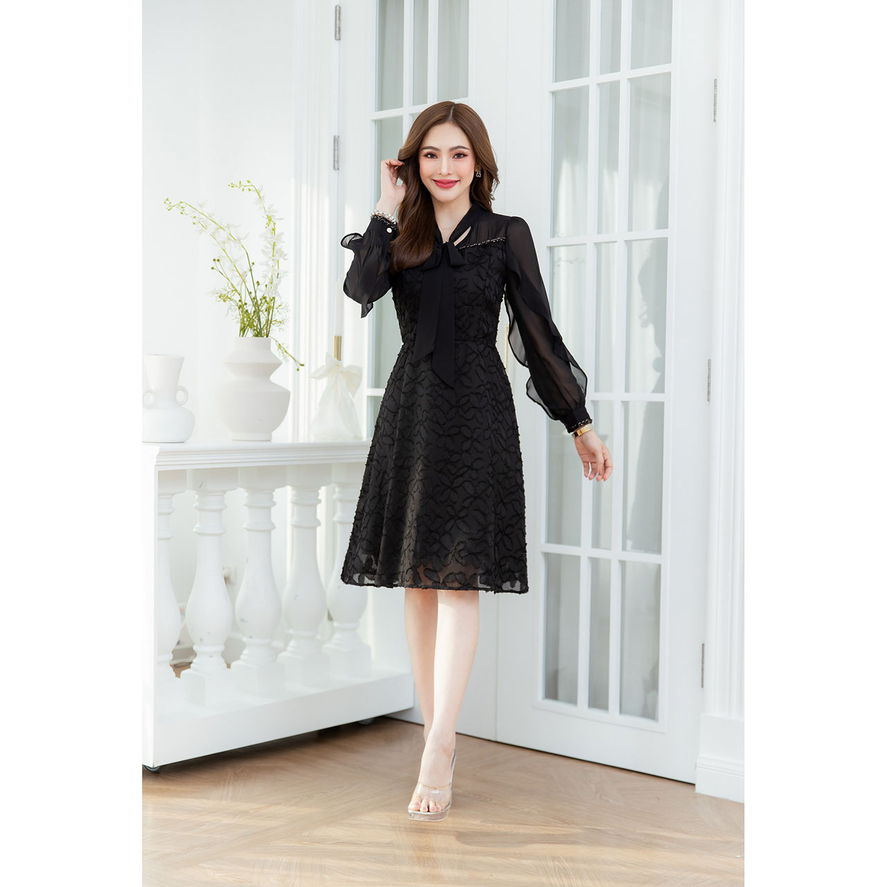 kudapy เดรสสั้นสีดำ/สีปูนแดง ผ้าทอเทคเจอร์ลายดอก แขนยาวชีฟอง มีดีเทลผูกโบว์ช่วงคอ แต่งอะไหล่ขอบด้ายช่วงอกและปลายแขน