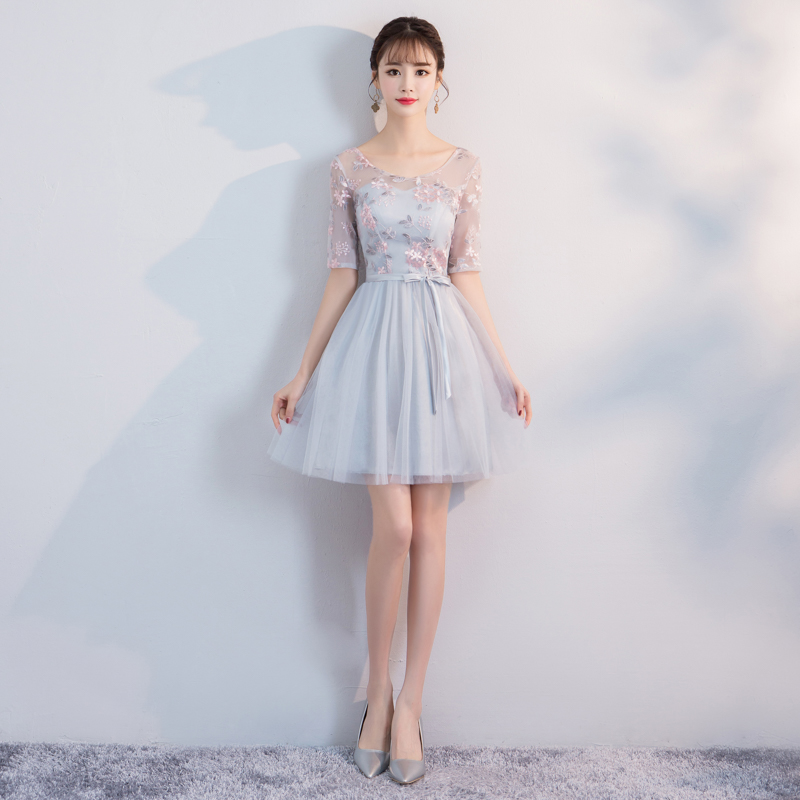 kudapy เดรสราตรีออกงานสีเทา ตัวเสื้อปักลายดอกไม้สีชมพูอ่อน